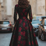 Elegancka Midi Sukienka z Wzorem Róż w Żakardzie