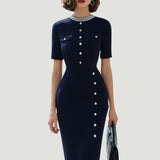 Elegancka sukienka midi bodycon z perłowym dekoltem i guzikiem
