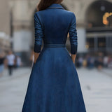Elegancka midi sukienka dżinsowa z zamkiem i paskiem