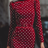 Sukienka Midi z Weluru w Czerwone Kropki w Stylu Vintage