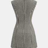 Sukienka mini w kratę houndstooth z detalem w kształcie wędzidła