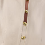 Sukienka mini bez rękawów z metalicznymi detalami
