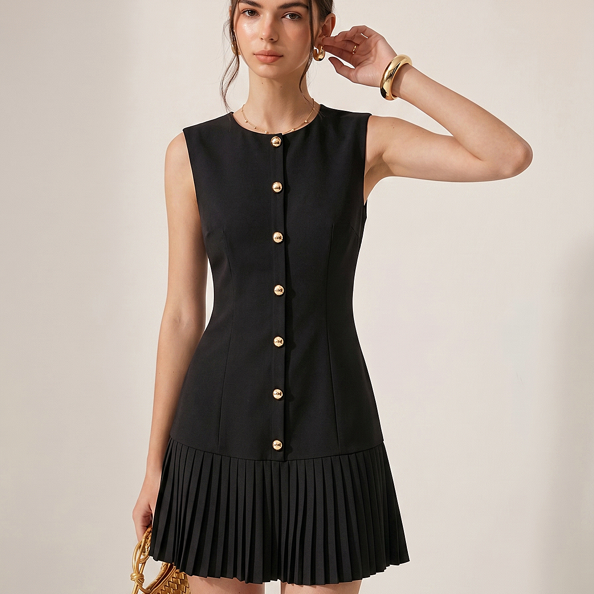 Sukienka mini bez rękawów z metalicznymi detalami, slim fit, plisowana