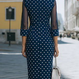 Elegancka granatowa sukienka midi w białe kropki z siateczkowymi rękawami